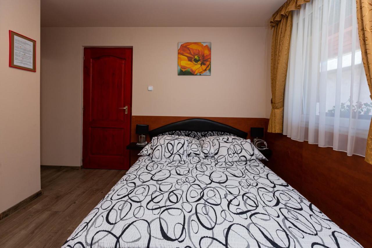 Erika Vendeghaz Hotel Eger Eksteriør billede